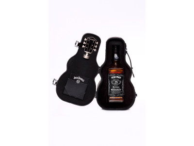 Personalizovaný Jack Daniel´s v gitarovom púzdre.